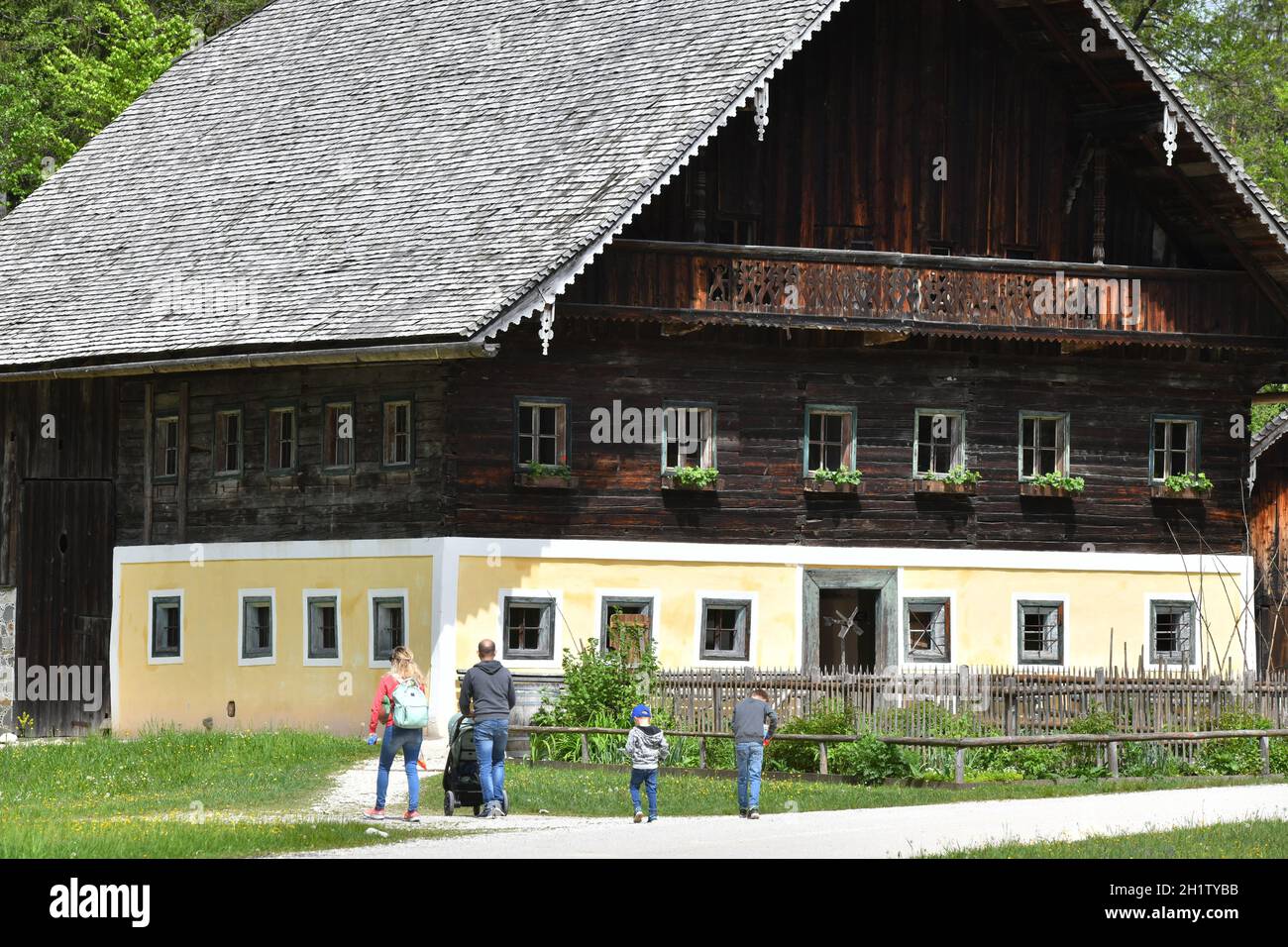 Freilichtmuseum mit alten Bauernhäusern und Gebäuden in Großgmain in Salzburg, Österreich, Europa - Freilichtmuseum mit alten Bauernhäusern und Gebäuden Stockfoto