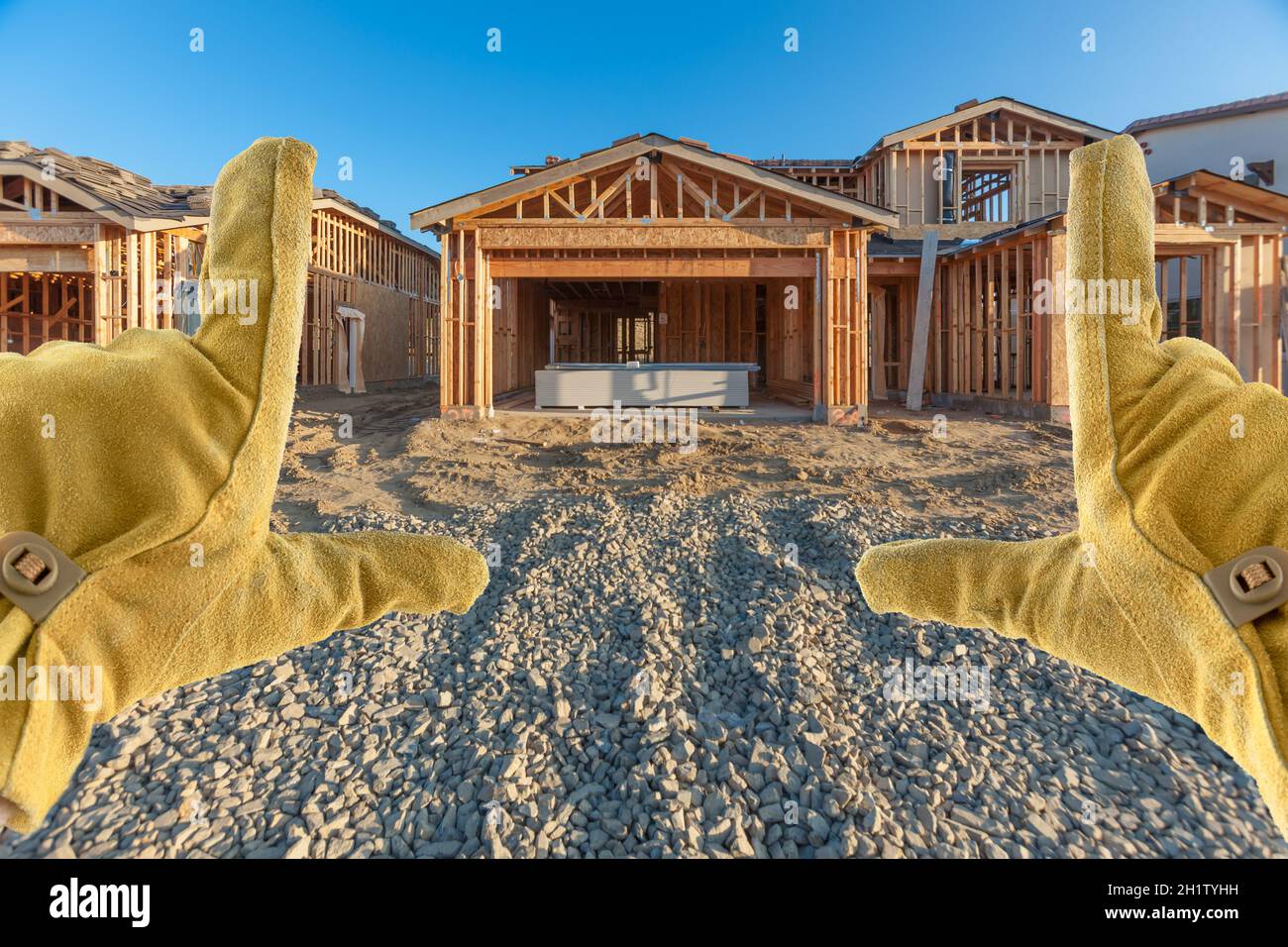 Männliche Auftragnehmer Hände Framing unfertige Haus Framing auf der Baustelle. Stockfoto