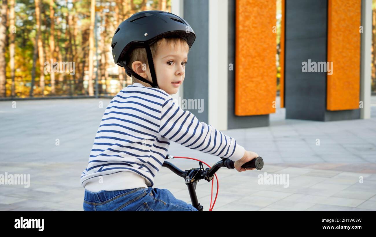 Porträt des kleinen Kleinkinds Junge weraing Schutzhelm Reiten sein Fahrrad. Stockfoto