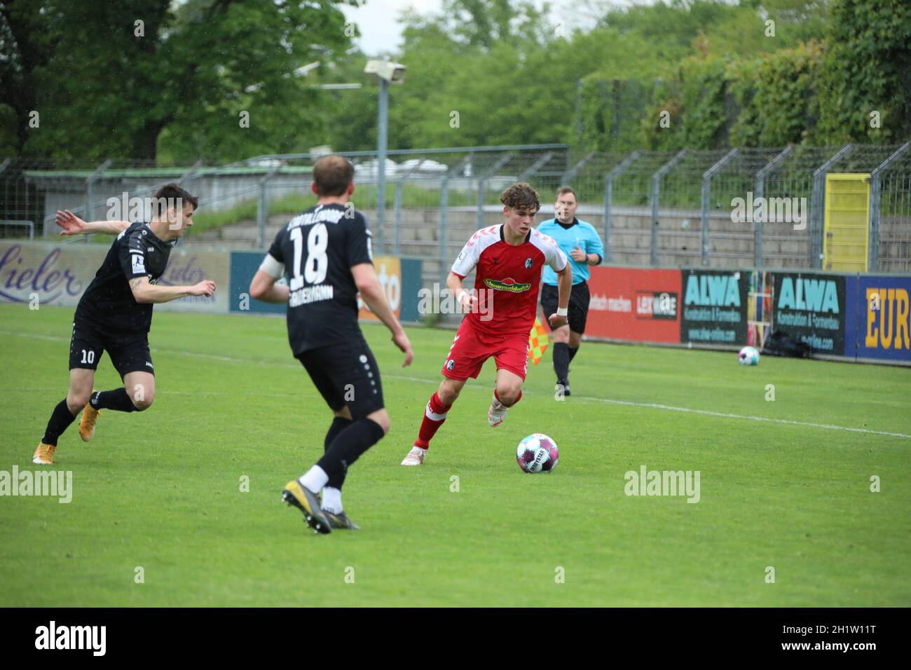 Noah Weißhaupt (SC Freiburg II) mit Ball im Spiel der Fussball-RL SW 20-21: 38. Sptg: SC Freiburg II - TSV Eintracht Stadtallendorf Stockfoto