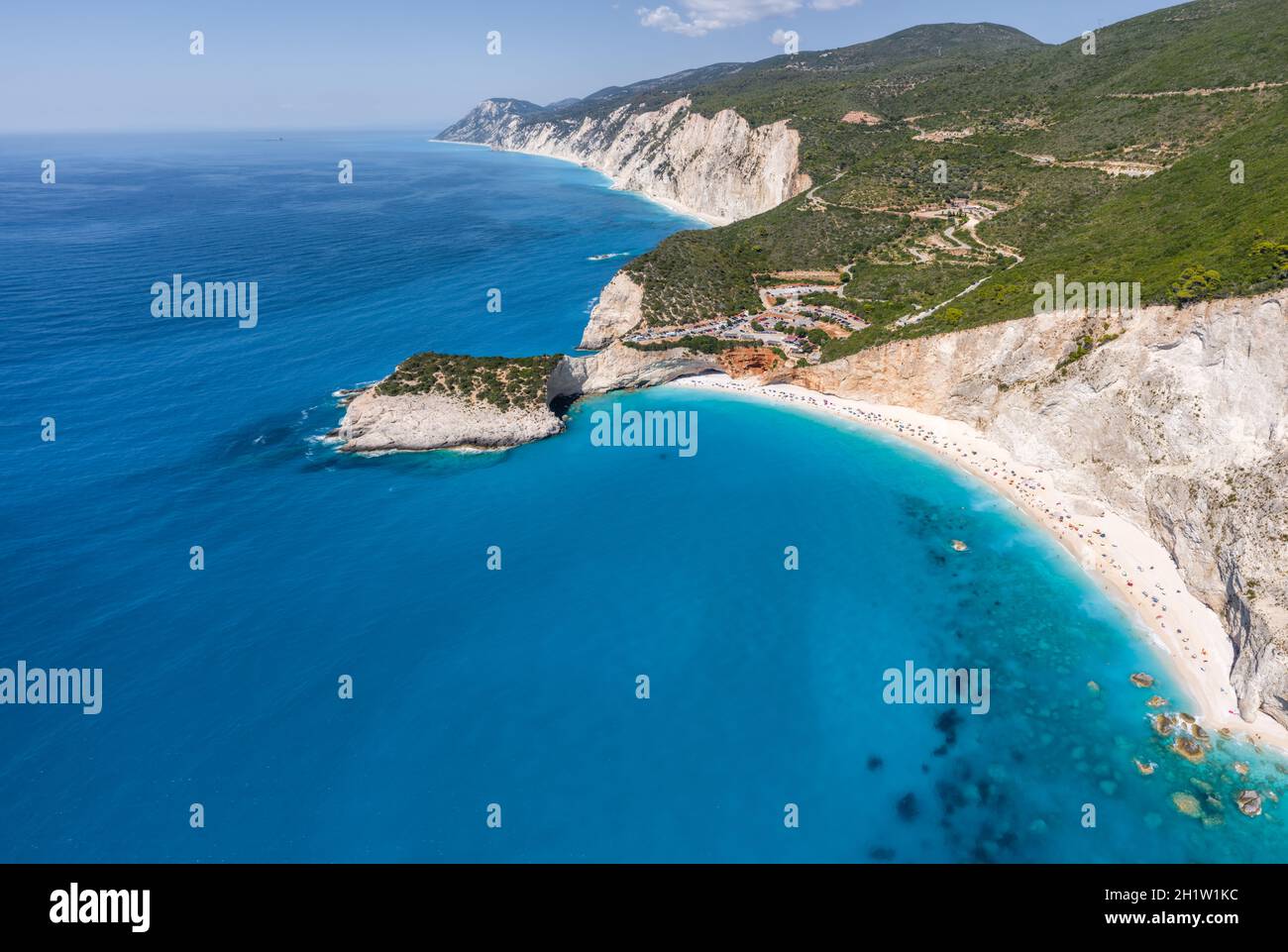 Luftaufnahmen von berühmten touristischen Lage des Paradiesstrandes in Lefkada, Griechenland. Porto Katsiki legendäre Klippen und Ausblicke auf atemberaubende Stockfoto