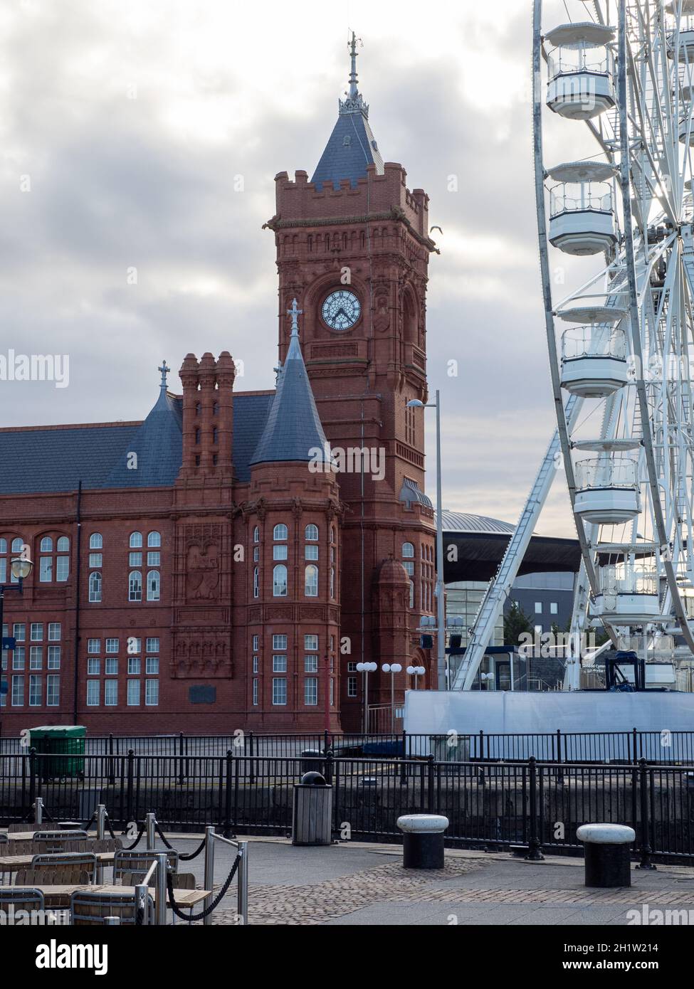 Pierhead Building – Welsh: Adeilad y Pierhead – und Big Wheel am Cardiff Bay Mermaid Quay Stockfoto