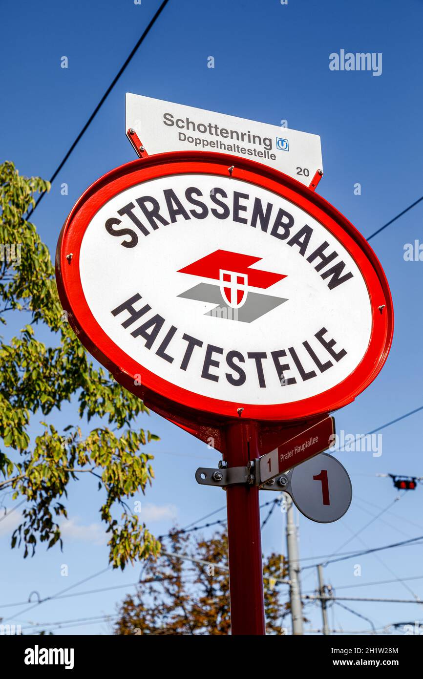 Wien, Österreich - 16. September 2019: Logo der Wiener Linien auf einer Straßenbahnhaltestelle (Strassenbahn Halestelle) am Karlsplatz in Wien Stockfoto