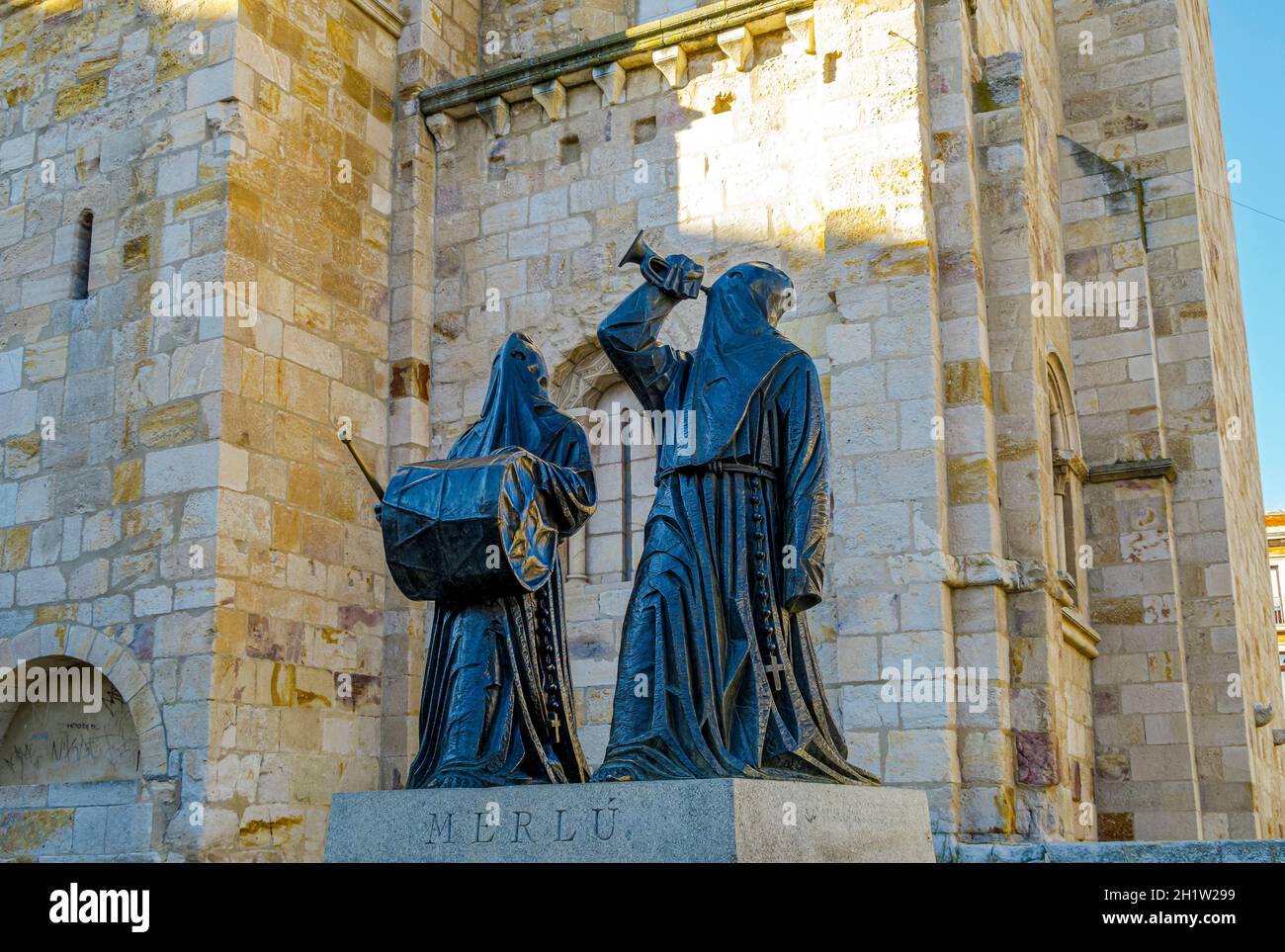 Zamora, Spanien - 6. Januar 2019: Hauptfassade der Kirche San Juan Bautista auf dem Bürgermeisterplatz von Zamora mit einer Merlu-osterstatue. Castilla und Leon Sp Stockfoto