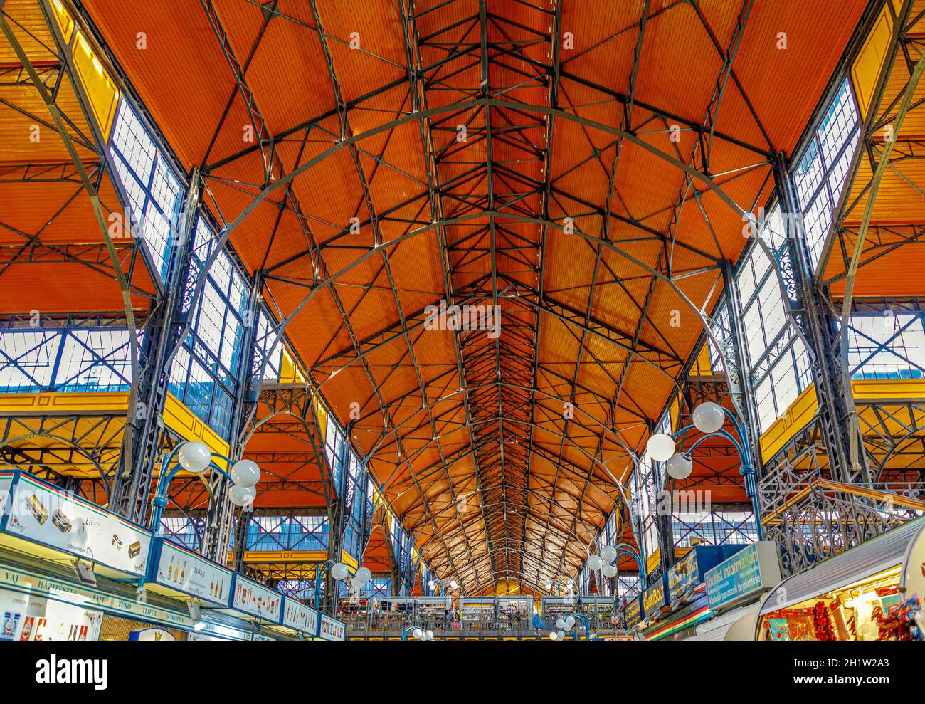 Budapest, Ungarn - 15. November 2019: Große Markthalle oder zentrale Markthalle in Budapest, Ungarn Stockfoto