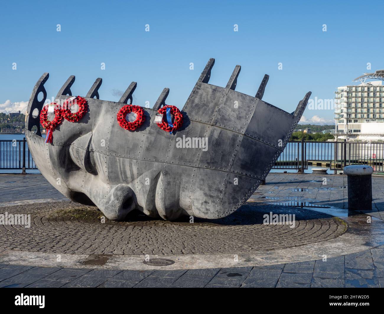 Merchant Seafarer’s war Memorial am Cardiff Bay Harbour Drive – „in Erinnerung an die Merchant Seafarers aus dem Hafen von Barry Penarth Cardiff Who Di Stockfoto