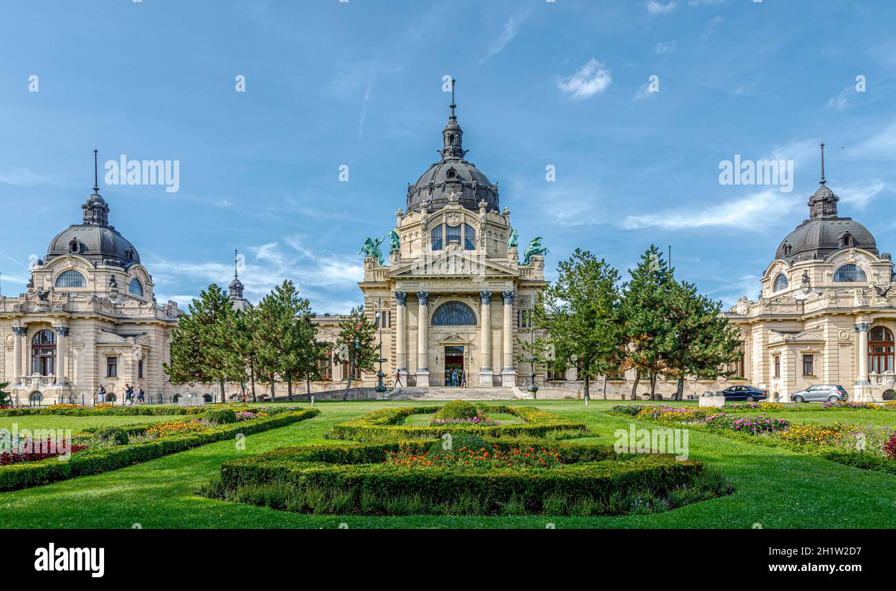 Budapest, Ungarn - 15. November 2019: Szechenyi Heilbad in Budapest. Das Bad, das sich im Stadtpark befindet, wurde im neobarocken Stil des gebaut Stockfoto