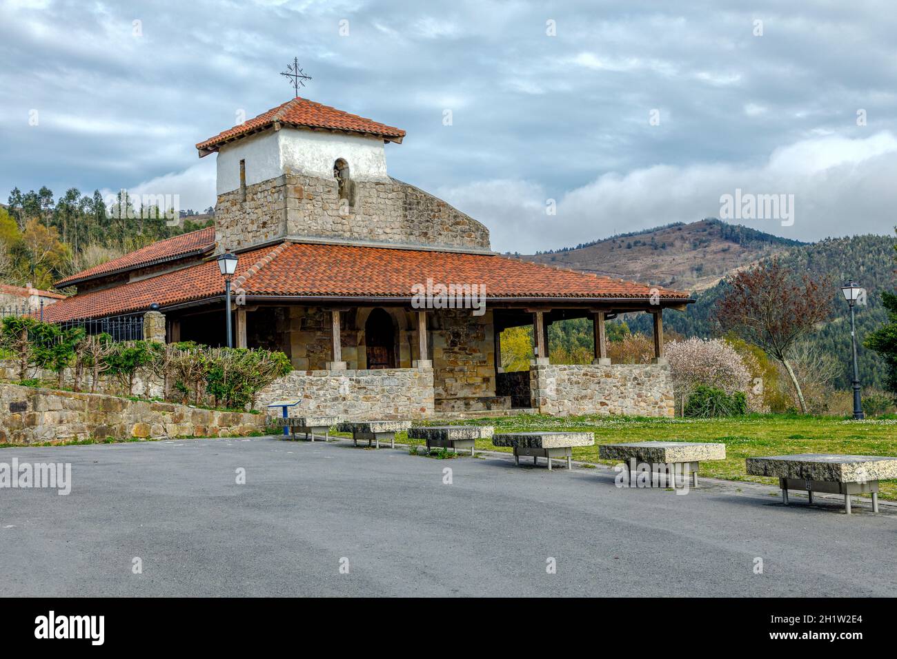 Bakio, Spanien - 08. April 2018: die eremitage von San Pelayo (San Pelaio baseliza) in Baquio (Vizcaya, Spanien) ist eine romanische Einsiedelei, die sich in t befindet Stockfoto