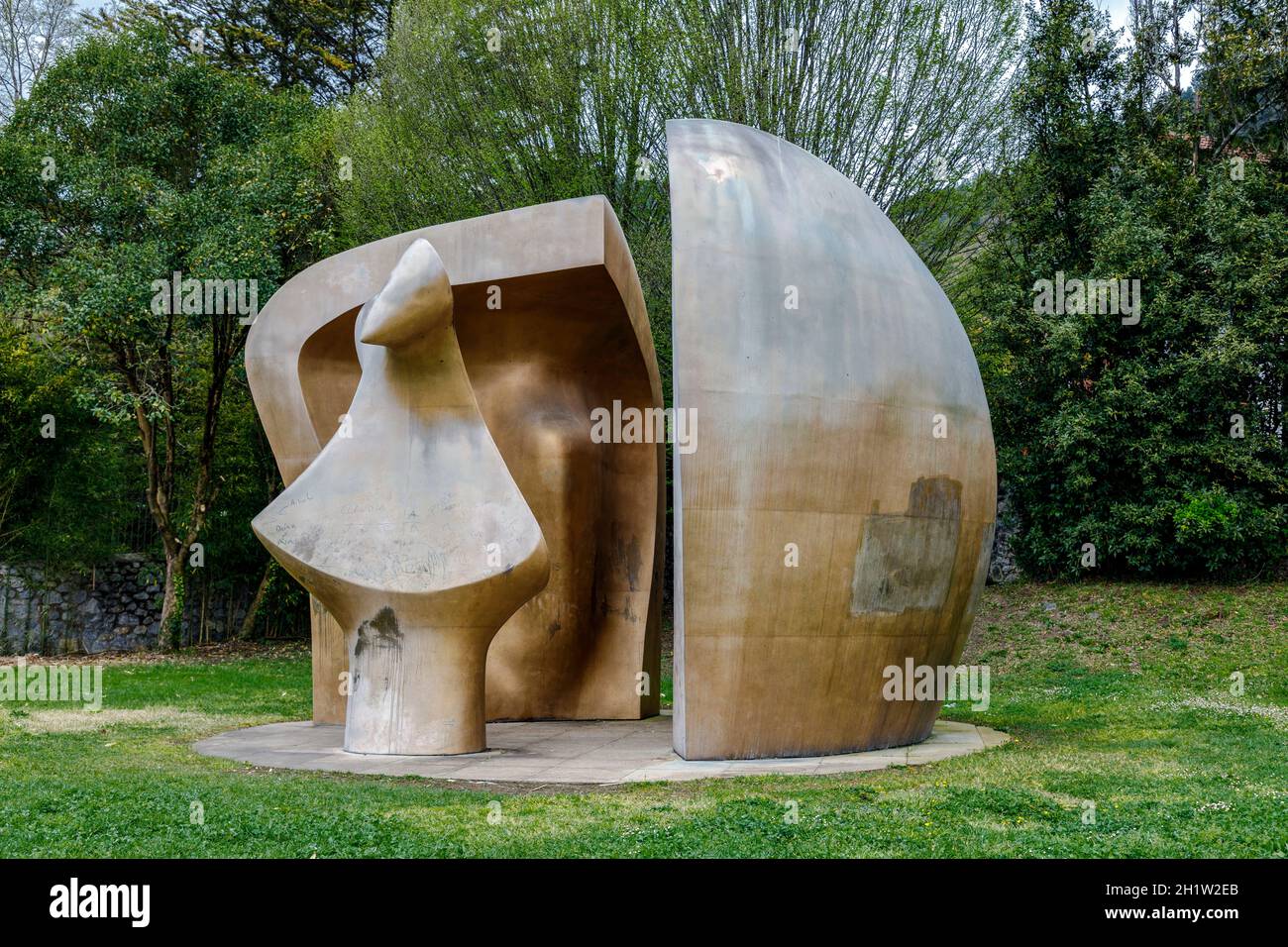 Guernica, Spanien - 09. April 2018: Skulptur von Henry Moore 'große Figur in einem Tierheim'. 1991 nach Gernika gebracht. Diese Skulptur ist Teil der 'Wa Stockfoto