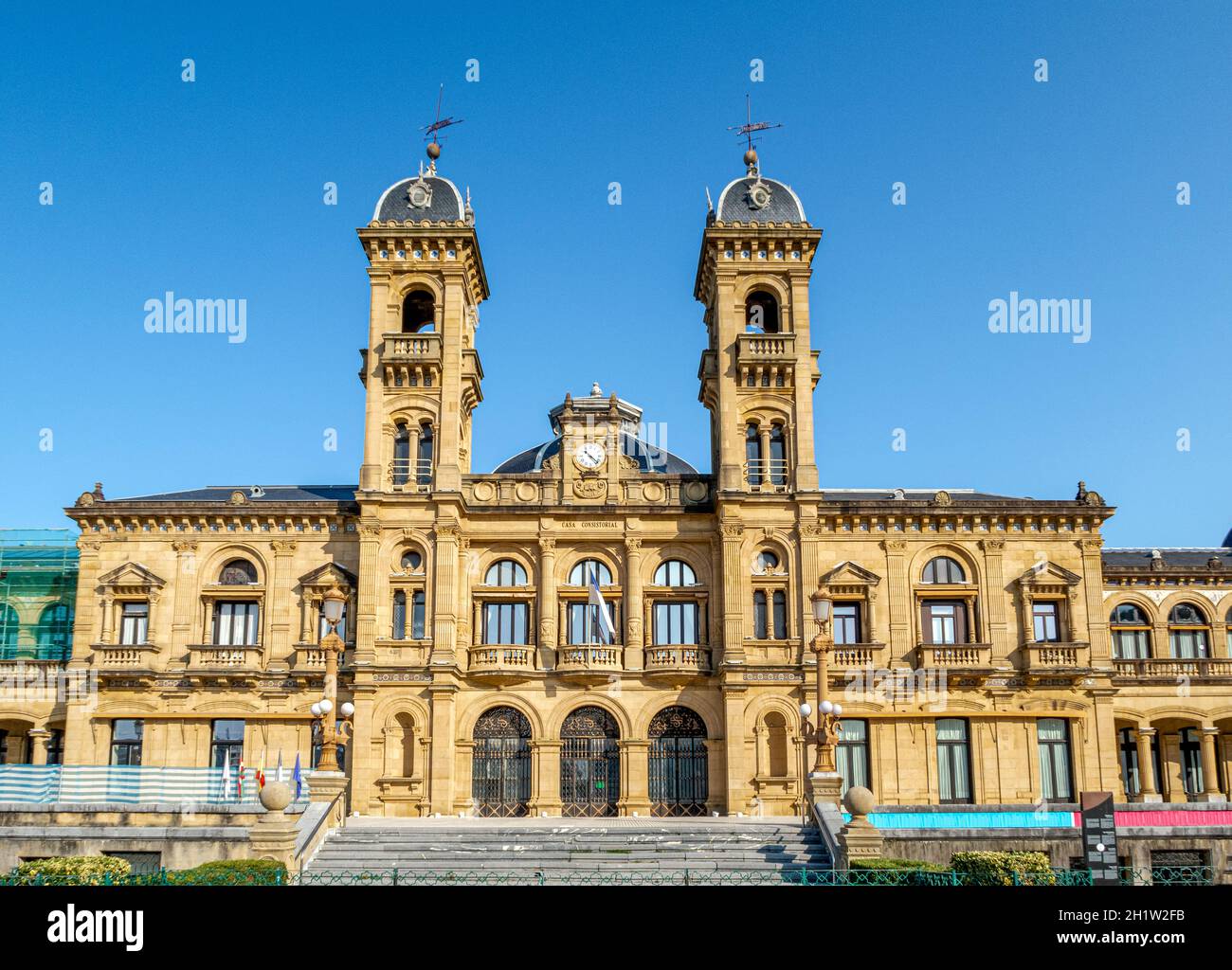 Stadtrat in San Sebastian, Spanien. Die Räumlichkeiten befinden sich im ehemaligen Casino der Stadt, das 1887 erbaut wurde, neben der Bucht von La Concha Stockfoto