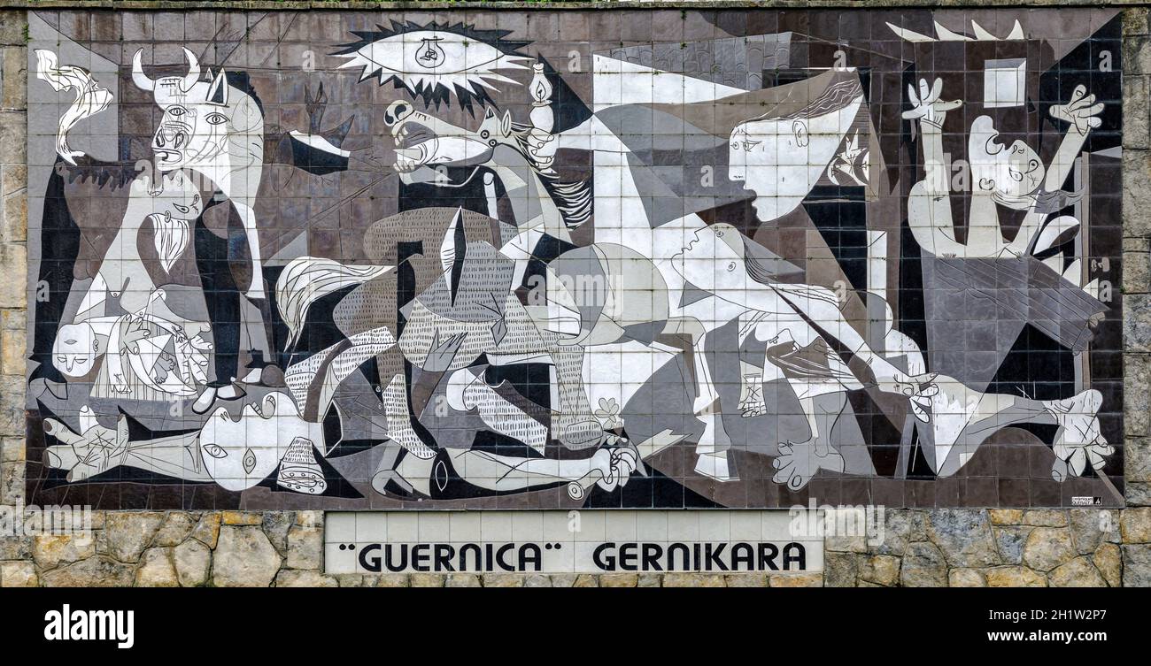 Guernica, Spanien - 09. April 2018: Eine geflieste Wand in Gernika erinnert an die Bombardierung während des Spanischen Bürgerkrieges.Gemälde 1937 von Pablo Picasso Stockfoto