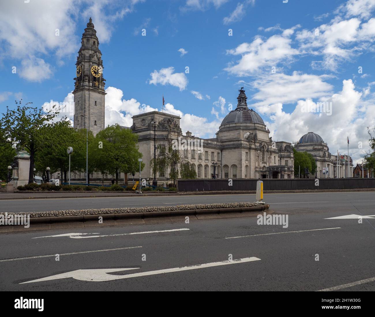 Cardiff City Hall – Walisisch: Neuadd y Ddinas – mit dem Nationalmuseum im Hintergrund vom Boulevard de Nantes aus gesehen Stockfoto