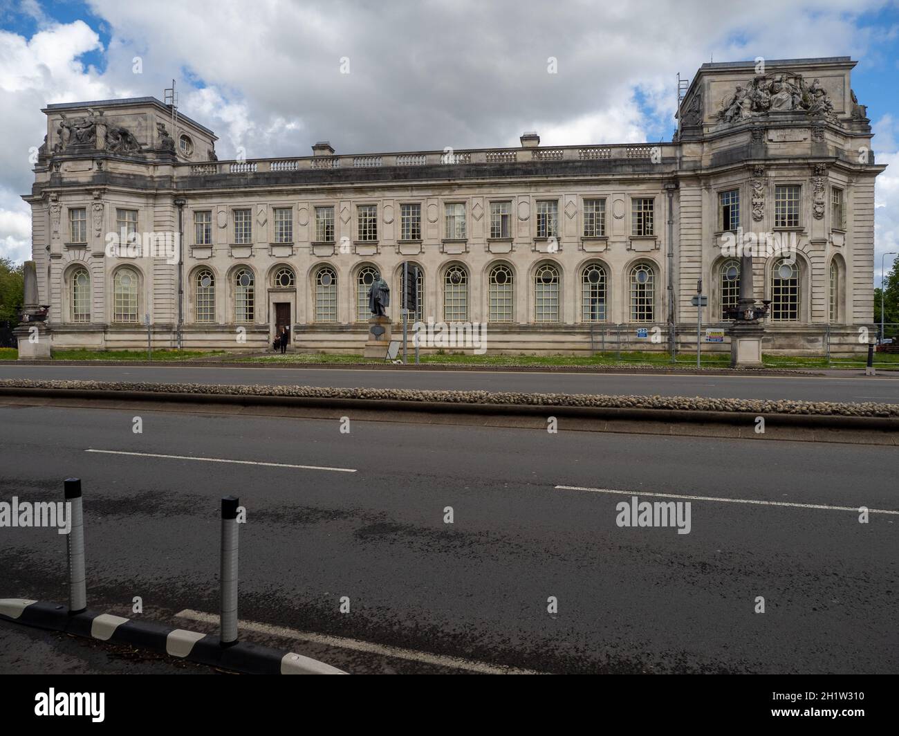 Westseite des Cardiff Crown Court – Walisisch: Llys y Goron Caerdydd – gegenüber dem Boulevard de Nantes Stockfoto