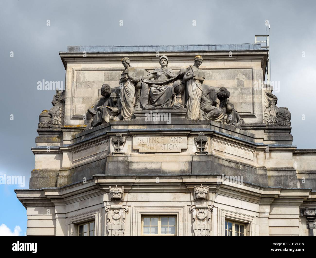 Skulptur auf der Westseite des Cardiff Crown Court – Walisisch: Llys y Goron Caerdydd – Darstellung der walisischen Wissenschaft und Bildung Stockfoto