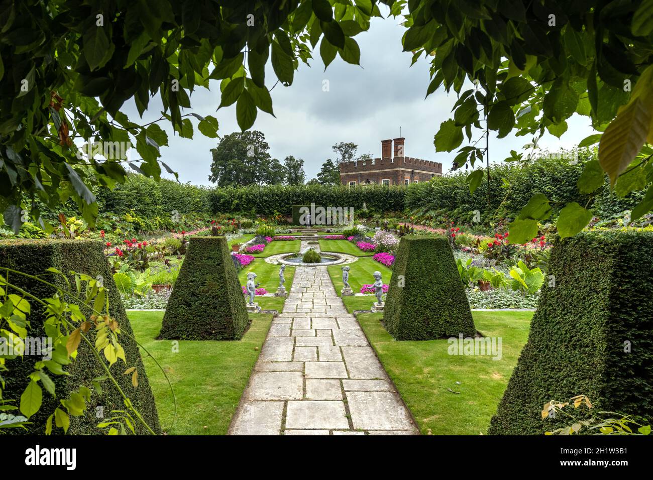 Dekorativer eingelassener Garten und Bankettshaus im Hampton Court Palace Surrey West London. Stockfoto
