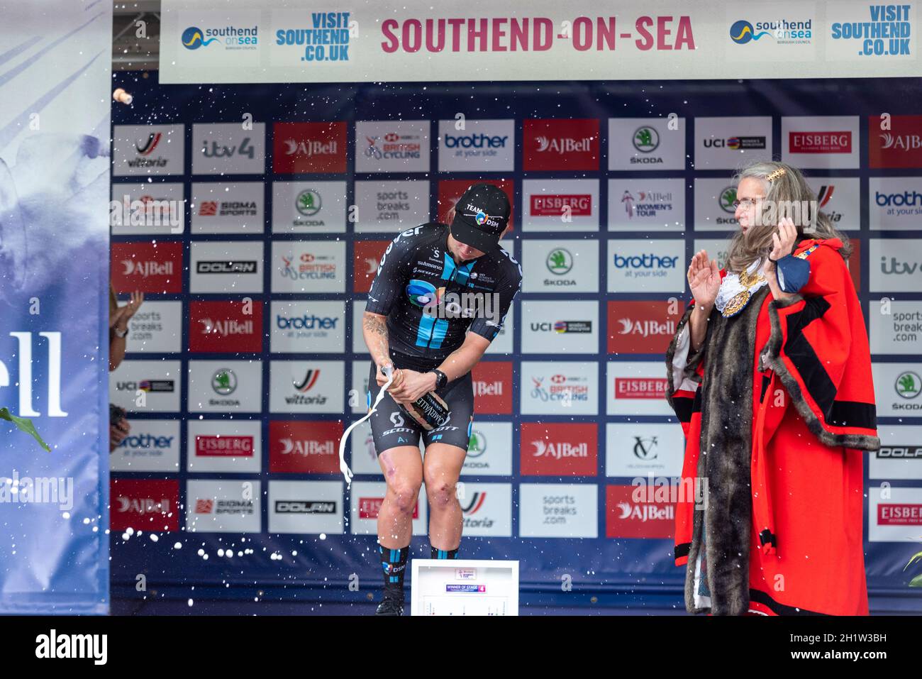 Lorena Wiebes knallt den Korken auf die Champagnerflasche, nachdem sie das AJ Bell Women's Tour Radrennen, Etappe vier, Southend on Sea, Essex, Großbritannien, gewonnen hat Stockfoto