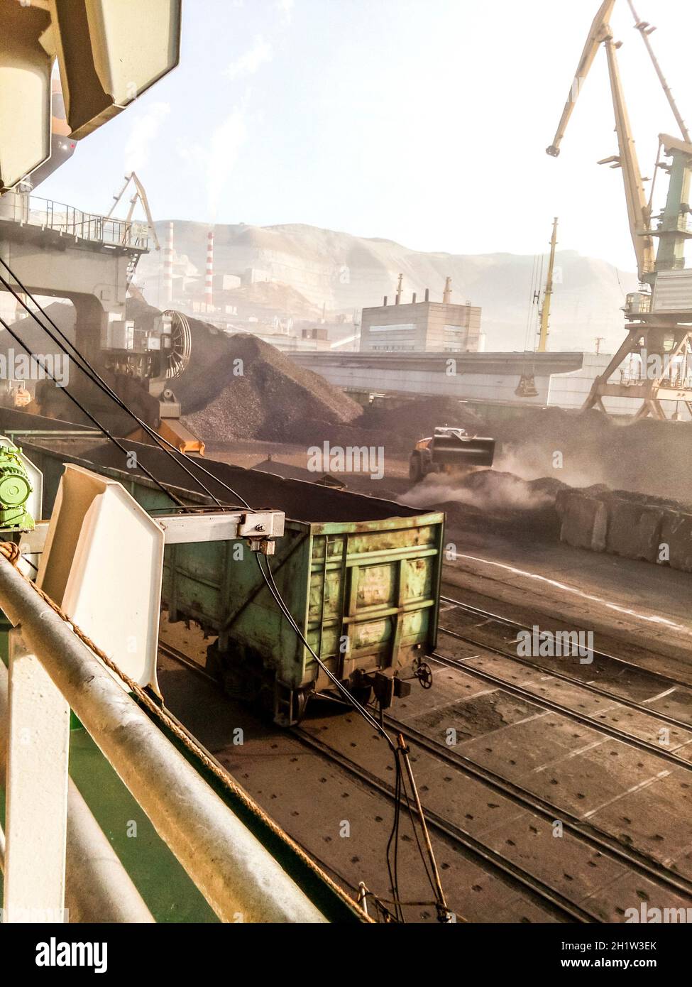 Cargo industrial Port, Port Krane. Laden von Anthrazit. Transport von Kohle. Haufen Kohle. Stockfoto