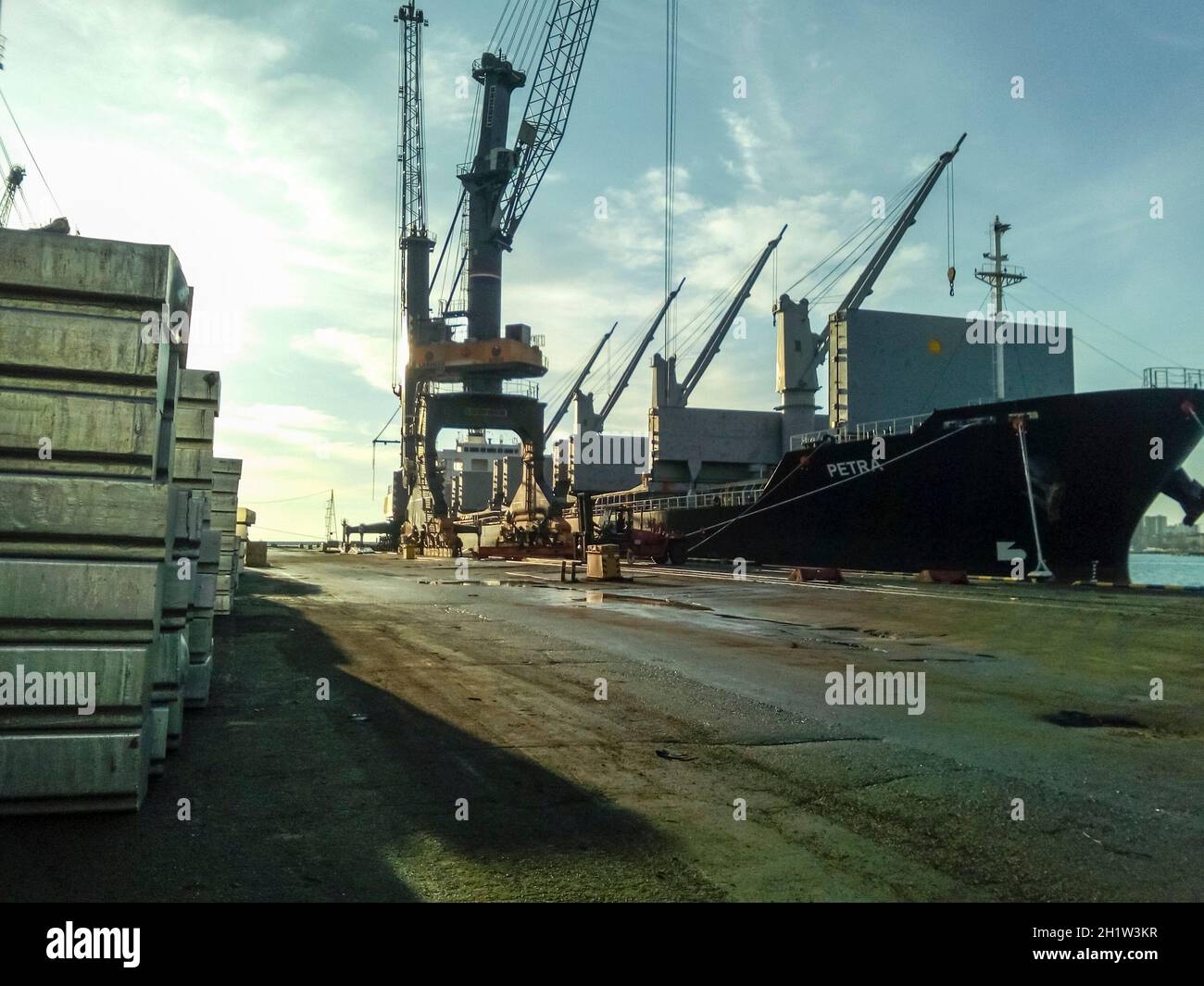 Noworossijsk, Russland - 20. August 2017: Die metallstäbe auf dem Port site für den Export gefaltet. Vorübergehende Lagerung im Hafen von Rohstoffen. Port Cargo Stockfoto