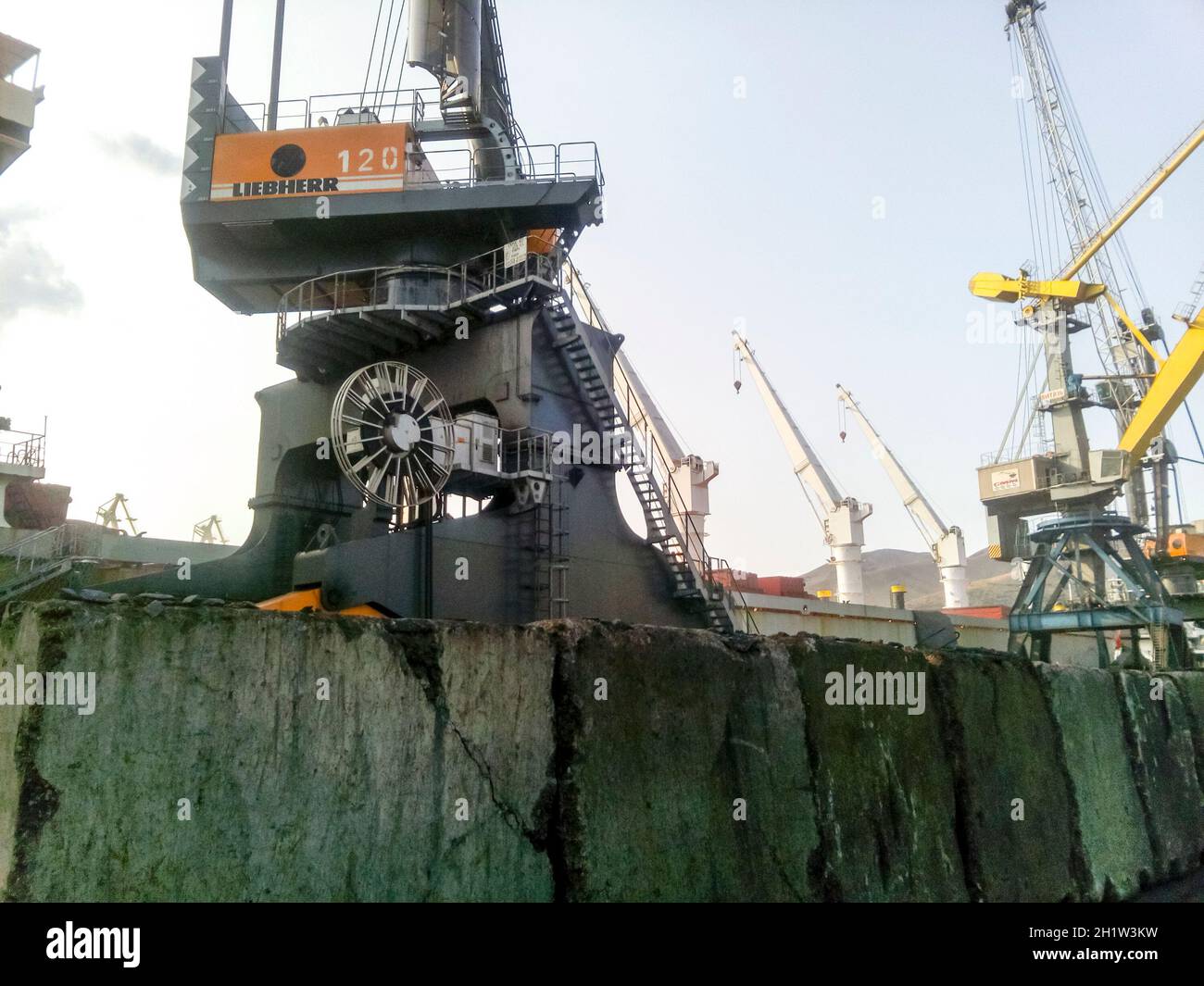 Noworossijsk, Russland - 20. August 2017: Noworossijsk, Russland - 11. August 2016: Selbstfahrende Hafenkran. Mobile Plattform für die Bewegung der Hubvorrichtung mech Stockfoto