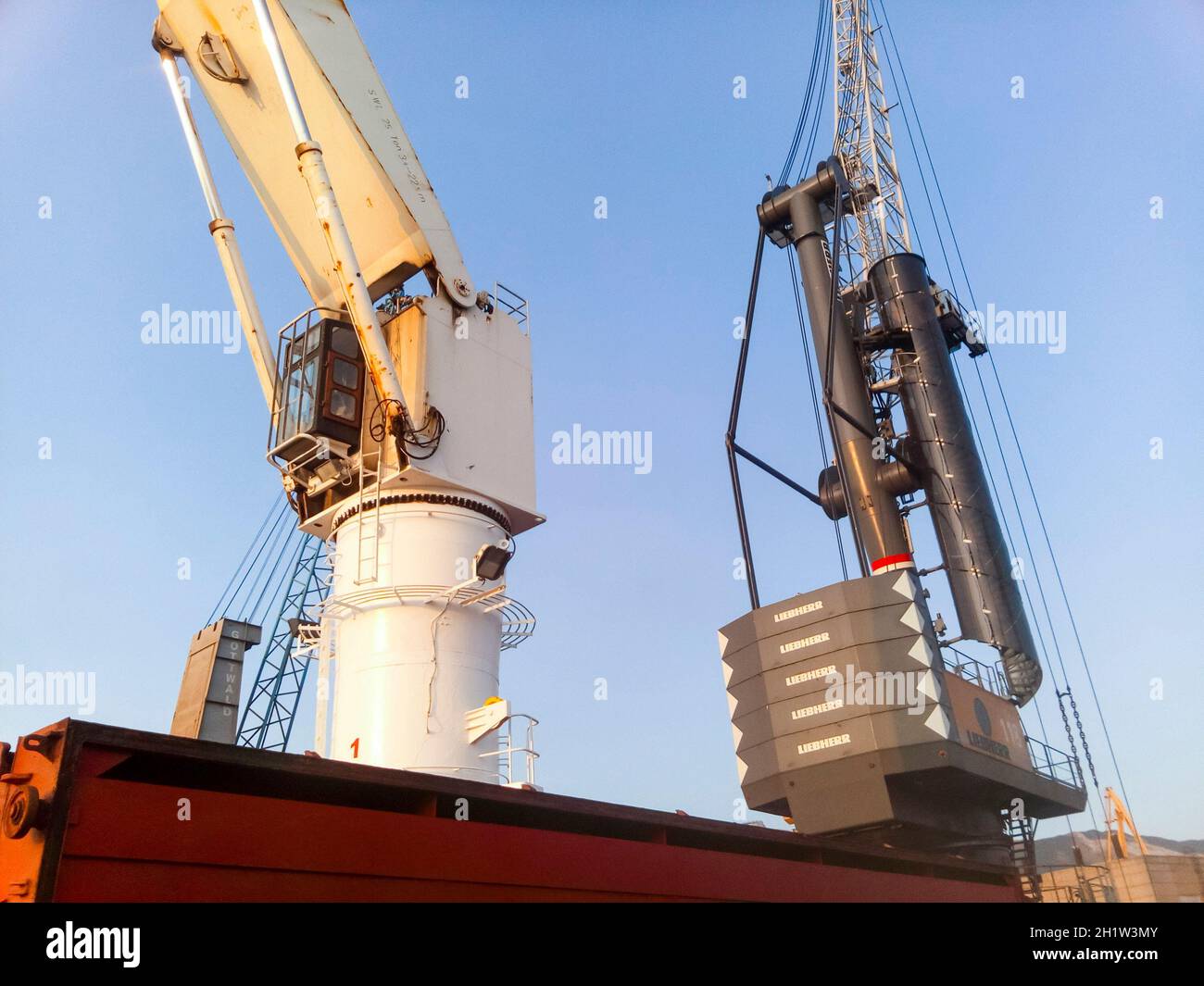 Noworossijsk, Russland - 20. August 2017: Kran auf ein Schiff im Hafen Stockfoto