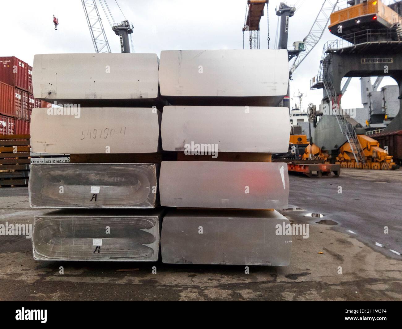 Noworossijsk, Russland - 20. August 2017: Aluminium-barren Transport von Aluminium für den Export Stockfoto