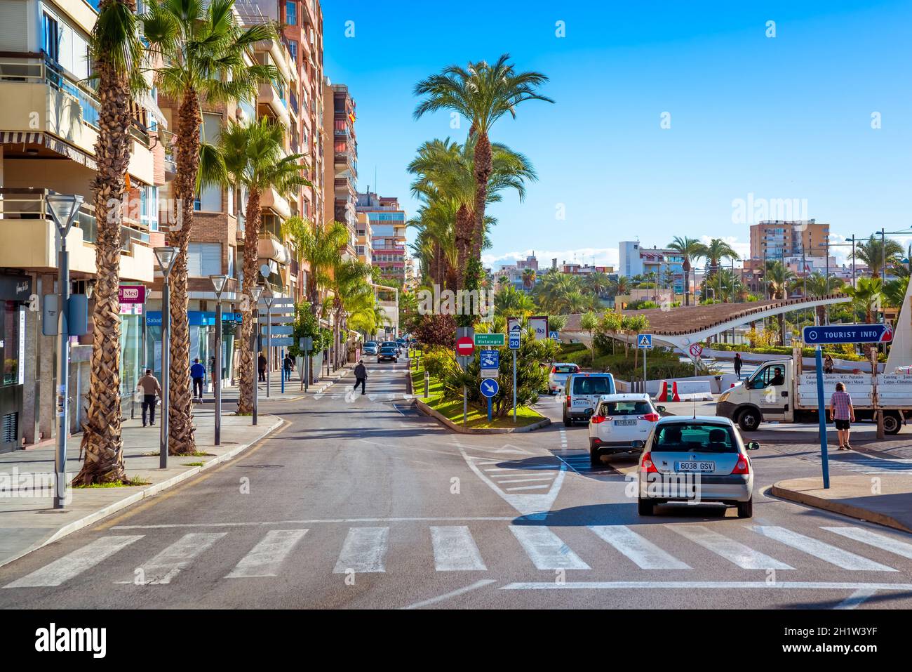 TORREVIEJA , SPANIEN - 10. NOVEMBER 2017: Paseo Vistalegre, eine belebte Straße mit Geschäften und Verkehr in der Innenstadt der Stadt. Stockfoto