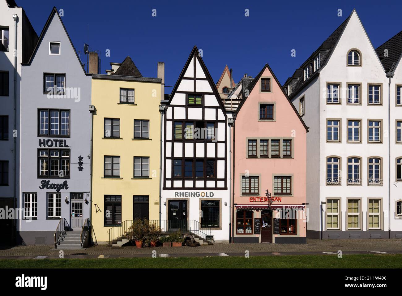 Köln, Deutschland - 04. April 2021: Die kleinen bunten Häuser der Kölner Altstadt ohne Touristen während der Pandemie Stockfoto