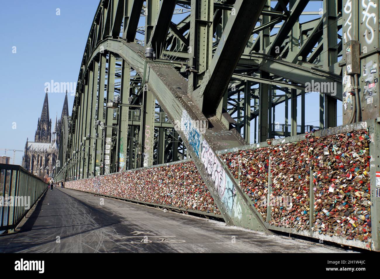 Touristenatraktion Liebessschlösser auf der Hohenzollernbrücke, fast Menschenleer während der Covid 19-Pandemie, Deutschland, Nordrhein-Westfalen, Kö Stockfoto