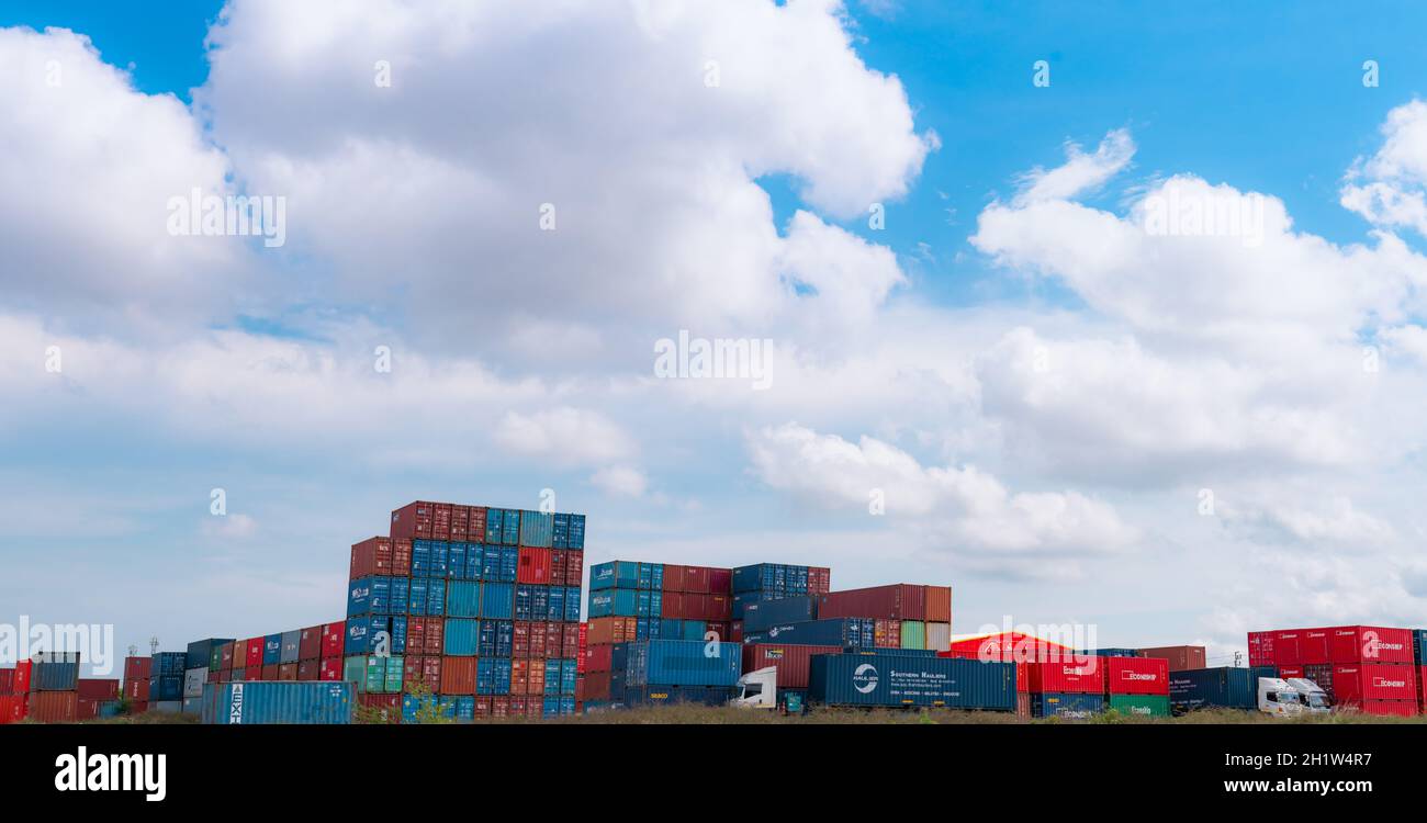 SAMUT PRAKAN, THAILAND-MAY 15, 2021 : Container auf Containerhof zu vermieten und LKW. Containerlogistik. Frachttransport. Logistikbranche. C Stockfoto