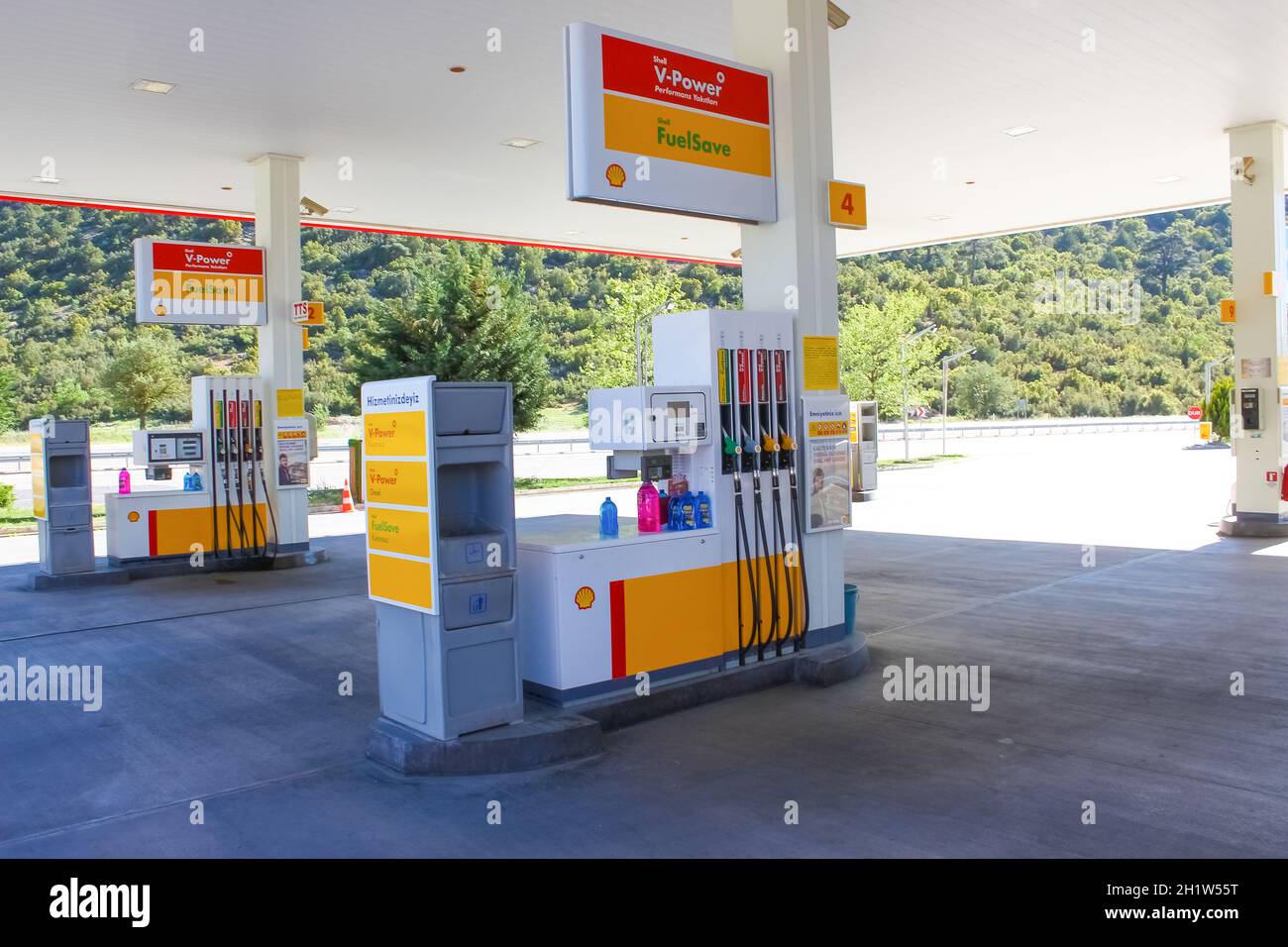 Antalya, Türkei - 11. Mai 2021: Shell-Tankstelle an sonnigen Tagen in Antalya, Türkei - 11. Mai 2021. Shell ist ein anglo-niederländischer multinationaler Öl- und Gaskonzern Stockfoto