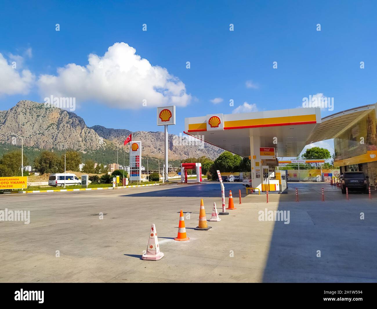Antalya, Türkei - 11. Mai 2021: Shell-Tankstelle an sonnigen Tagen in Antalya, Türkei - 11. Mai 2021. Shell ist ein anglo-niederländischer multinationaler Öl- und Gaskonzern Stockfoto