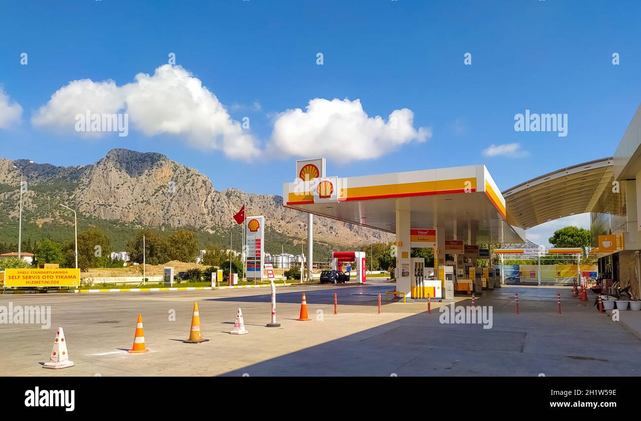 Antalya, Türkei - 11. Mai 2021: Shell-Tankstelle an sonnigen Tagen in Antalya, Türkei - 11. Mai 2021. Shell ist ein anglo-niederländischer multinationaler Öl- und Gaskonzern Stockfoto