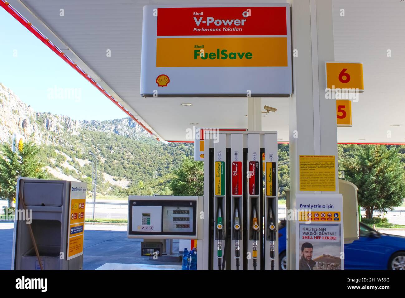 Antalya, Türkei - 11. Mai 2021: Shell-Tankstelle an sonnigen Tagen in Antalya, Türkei - 11. Mai 2021. Shell ist ein anglo-niederländischer multinationaler Öl- und Gaskonzern Stockfoto