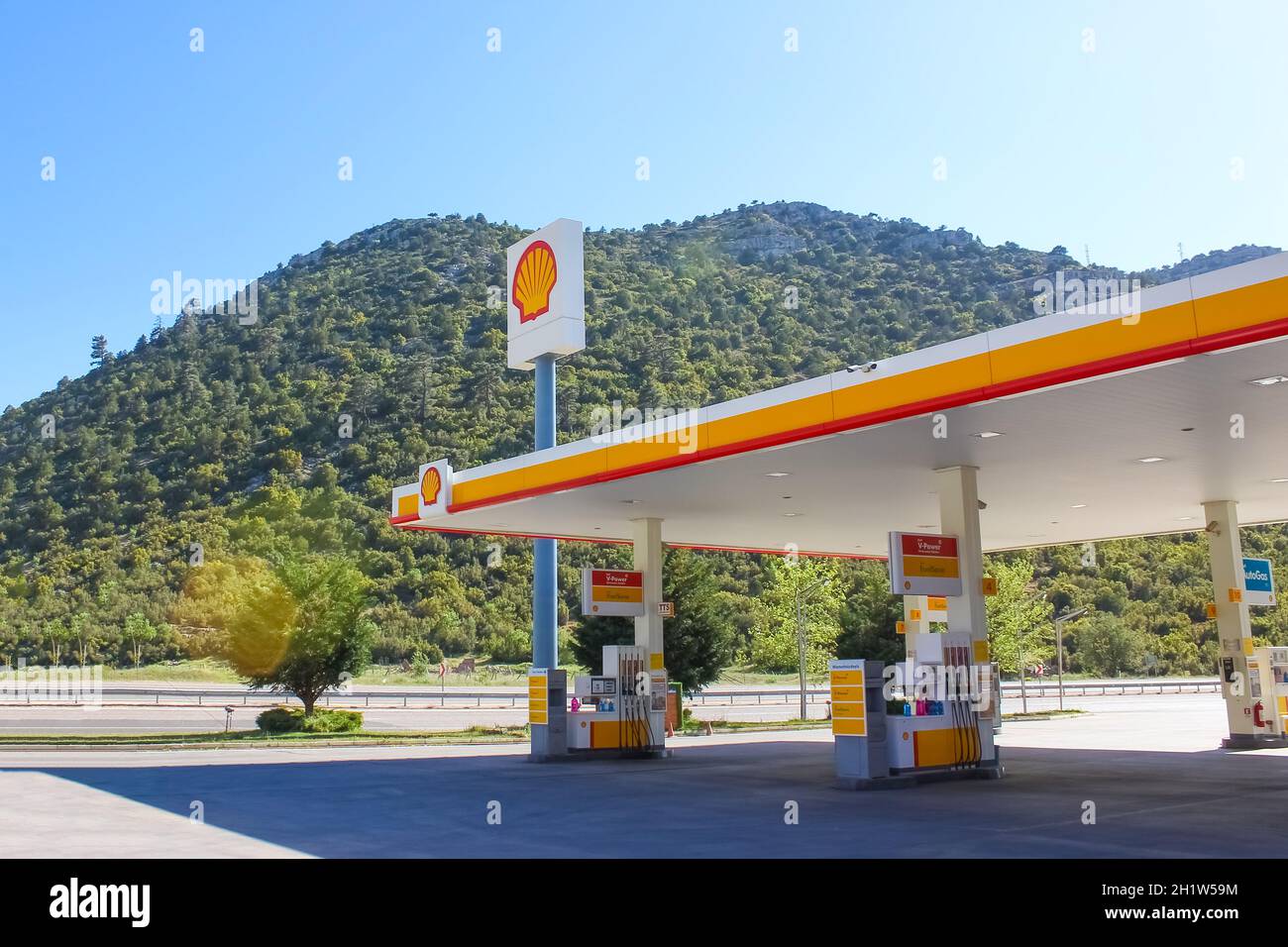 Antalya, Türkei - 11. Mai 2021: Shell-Tankstelle an sonnigen Tagen in Antalya, Türkei - 11. Mai 2021. Shell ist ein anglo-niederländischer multinationaler Öl- und Gaskonzern Stockfoto