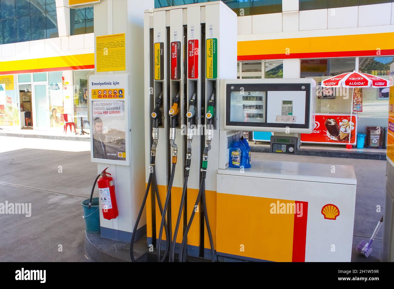Antalya, Türkei - 11. Mai 2021: Shell-Tankstelle an sonnigen Tagen in Antalya, Türkei - 11. Mai 2021. Shell ist ein anglo-niederländischer multinationaler Öl- und Gaskonzern Stockfoto