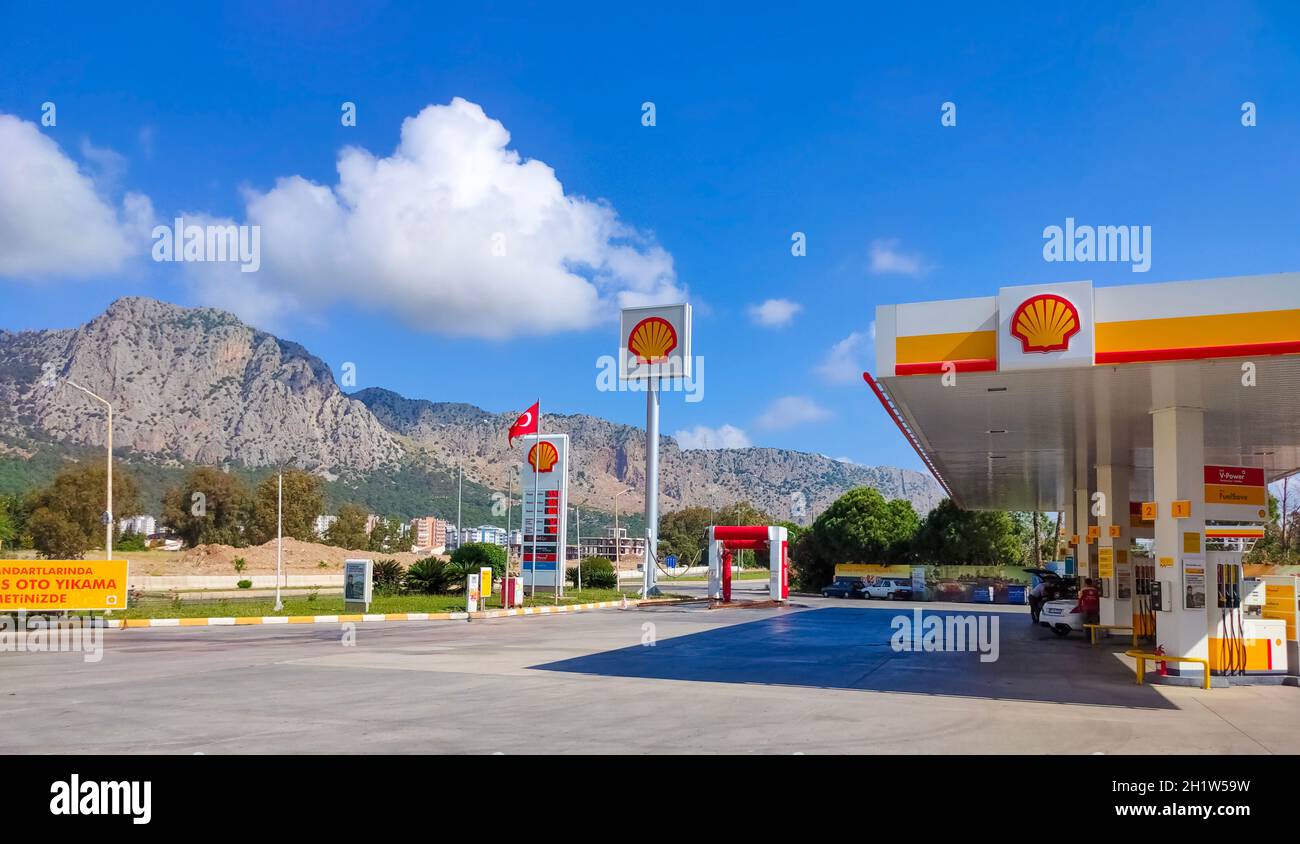 Antalya, Türkei - 11. Mai 2021: Shell-Tankstelle an sonnigen Tagen in Antalya, Türkei - 11. Mai 2021. Shell ist ein anglo-niederländischer multinationaler Öl- und Gaskonzern Stockfoto