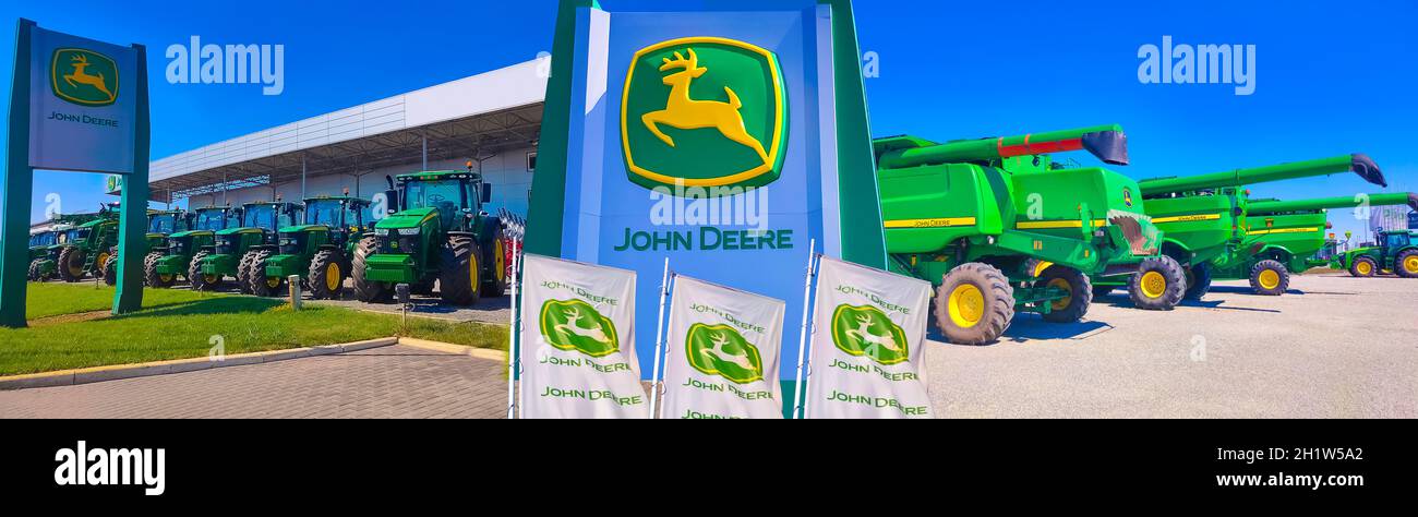 Kiew, Ukraine - 24. August 2020: Die leistungsstarken Traktoren im John Deer-Geschäft in Kiew, Ukraine, am 16. Juni 2020. Reihe brandneuer John Deere-Traktoren-Outs Stockfoto
