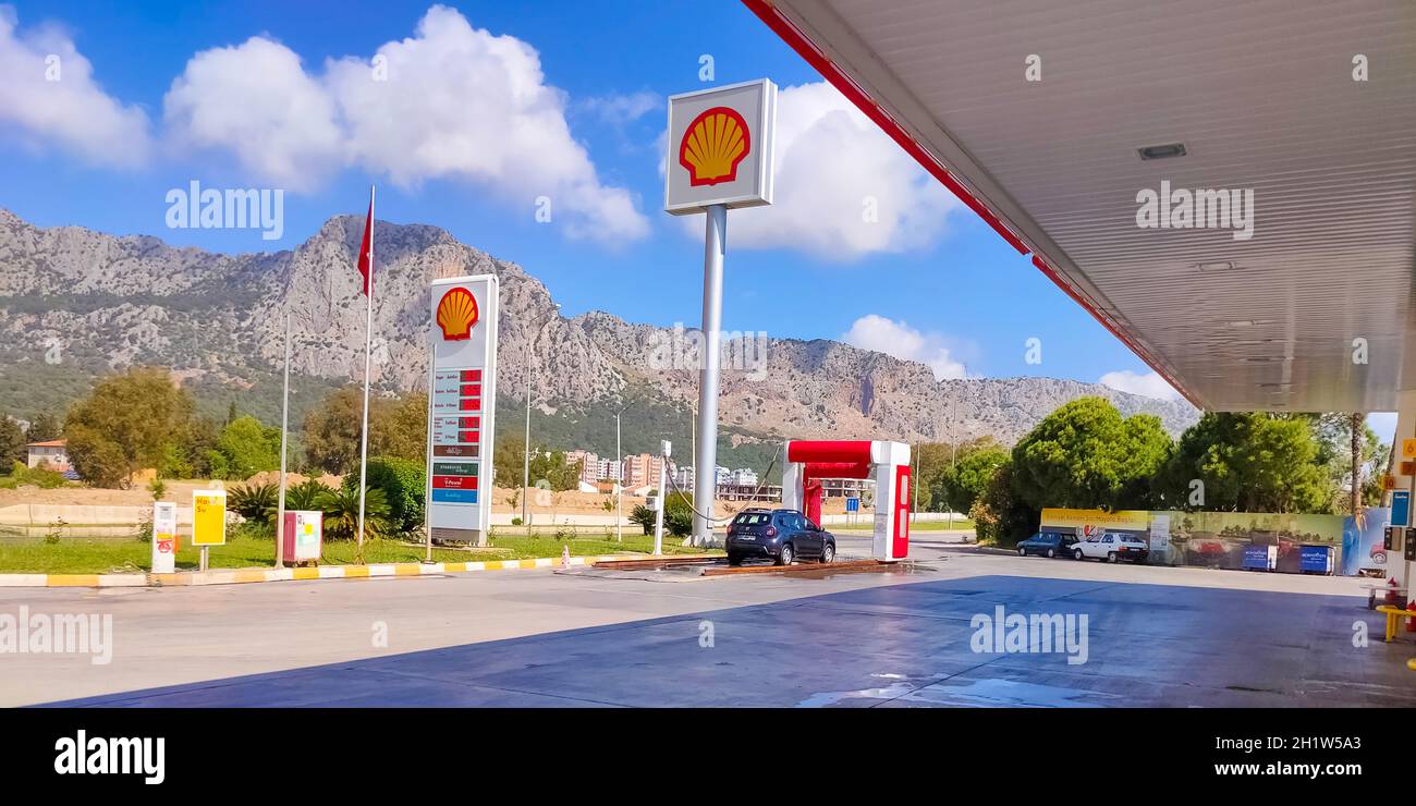Antalya, Türkei - 11. Mai 2021: Shell-Tankstelle an sonnigen Tagen in Antalya, Türkei - 11. Mai 2021. Shell ist ein anglo-niederländischer multinationaler Öl- und Gaskonzern Stockfoto
