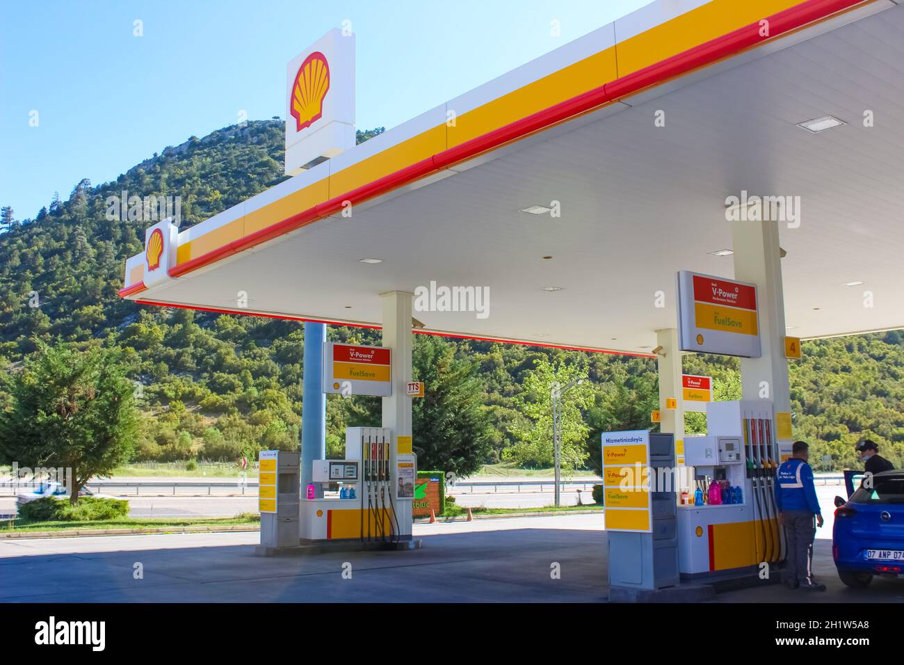 Antalya, Türkei - 11. Mai 2021: Shell-Tankstelle an sonnigen Tagen in Antalya, Türkei - 11. Mai 2021. Shell ist ein anglo-niederländischer multinationaler Öl- und Gaskonzern Stockfoto