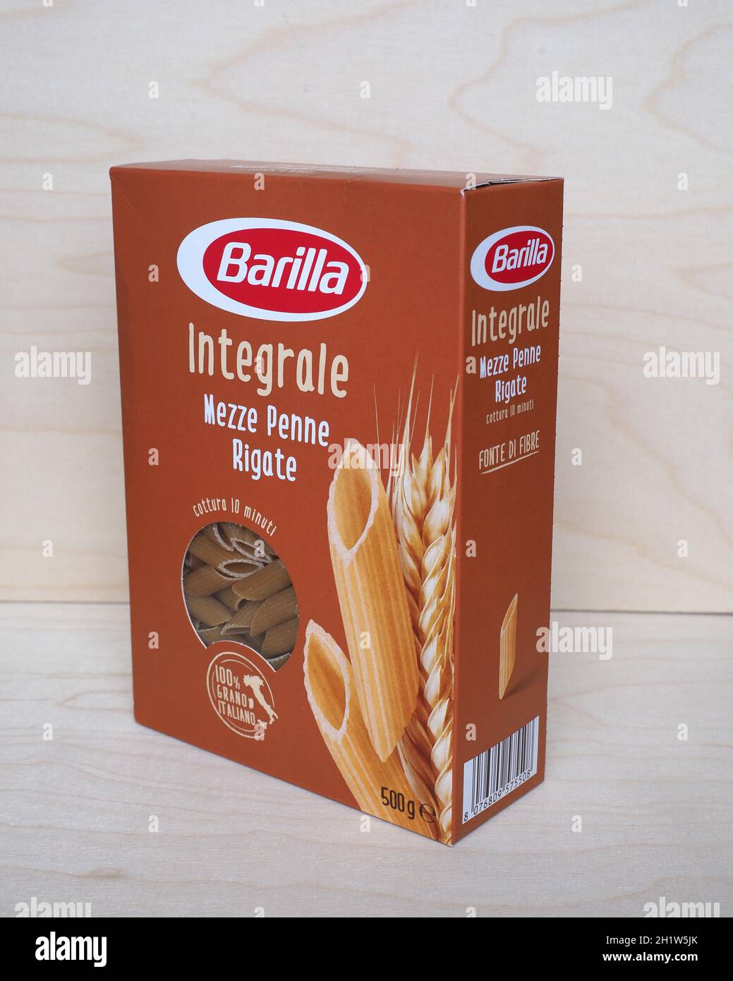 PARMA, ITALIEN - CA. MAI 2021: Schachtel mit Barilla Mezze Penne Rigate Vollkornpasta Stockfoto