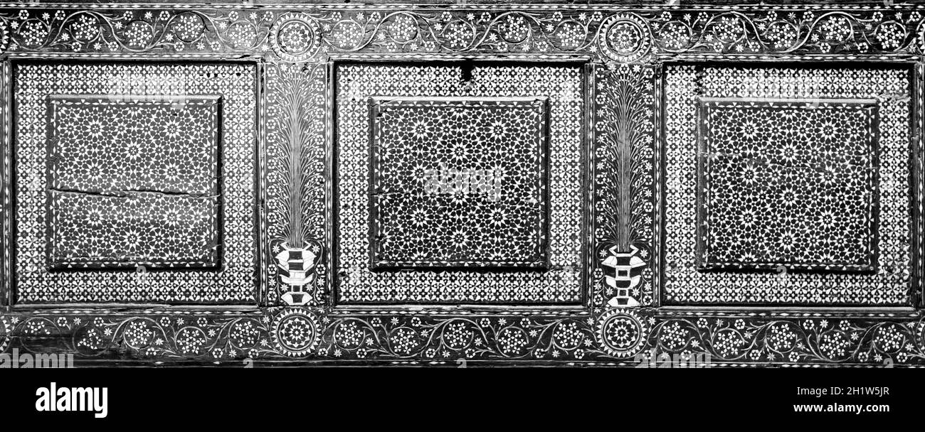 Antike Holzdekorationen auf italienischen Möbeln aus dem 15. Jahrhundert. Vintage und Gothic Hintergrundbild. Stockfoto