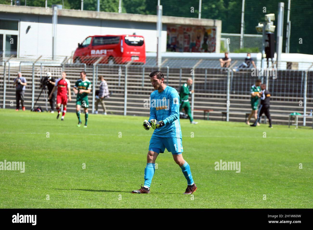 Mit geballter Faust bejubelt Torwart Salfeld David (FC 08 Homburg) den 1:0 Sieg bei Tabellenführer SC Freiburg II im Spiel der Fussball-RL SW 20-21: 4 Stockfoto