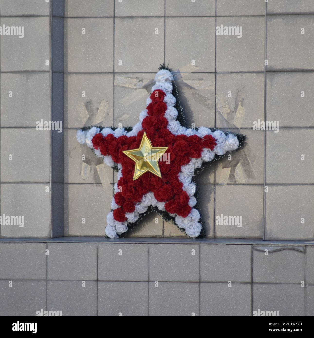 Girlande in Form eines fünfzackigen Sterns. Blumen der Tag des Sieges. Stockfoto