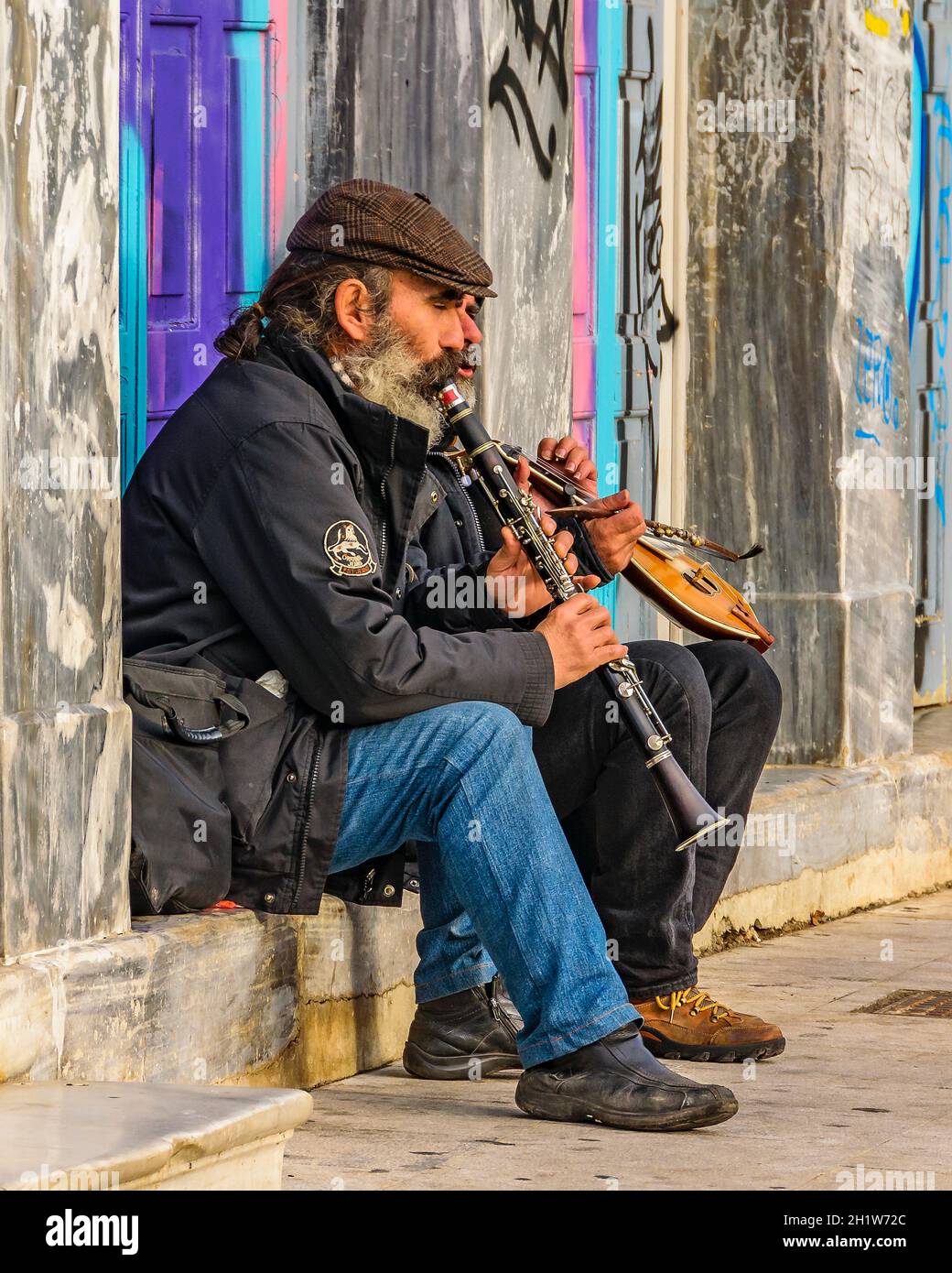 ATHEN, GRIECHENLAND, DEZEMBER - 2019 - zwei Erwachsene Männer, die traditionelle griechische Musik spielen, Bezirk plaka, athen, griechenland Stockfoto