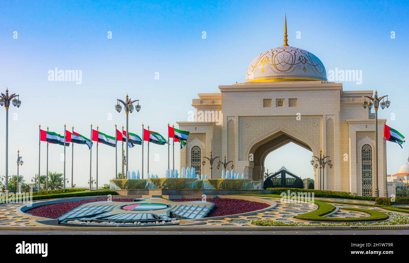 ABU DHABI, VEREINIGTE ARABISCHE EMIRATE - Feb 10, 2019: gate Eintrag auf den Präsidentenpalast in Abu Dhabi, VAE Stockfoto