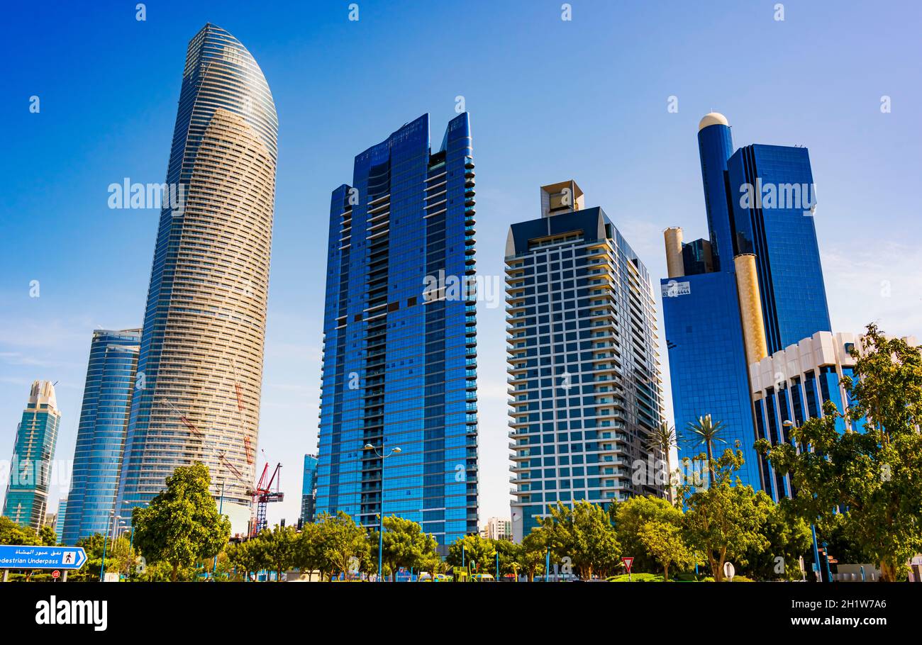 ABU DHABI, VEREINIGTE ARABISCHE EMIRATE - Feb 13, 2019: Moderne Architektur der Innenstadt von Abu Dhabi, Vereinigte Arabische Emirate Stockfoto