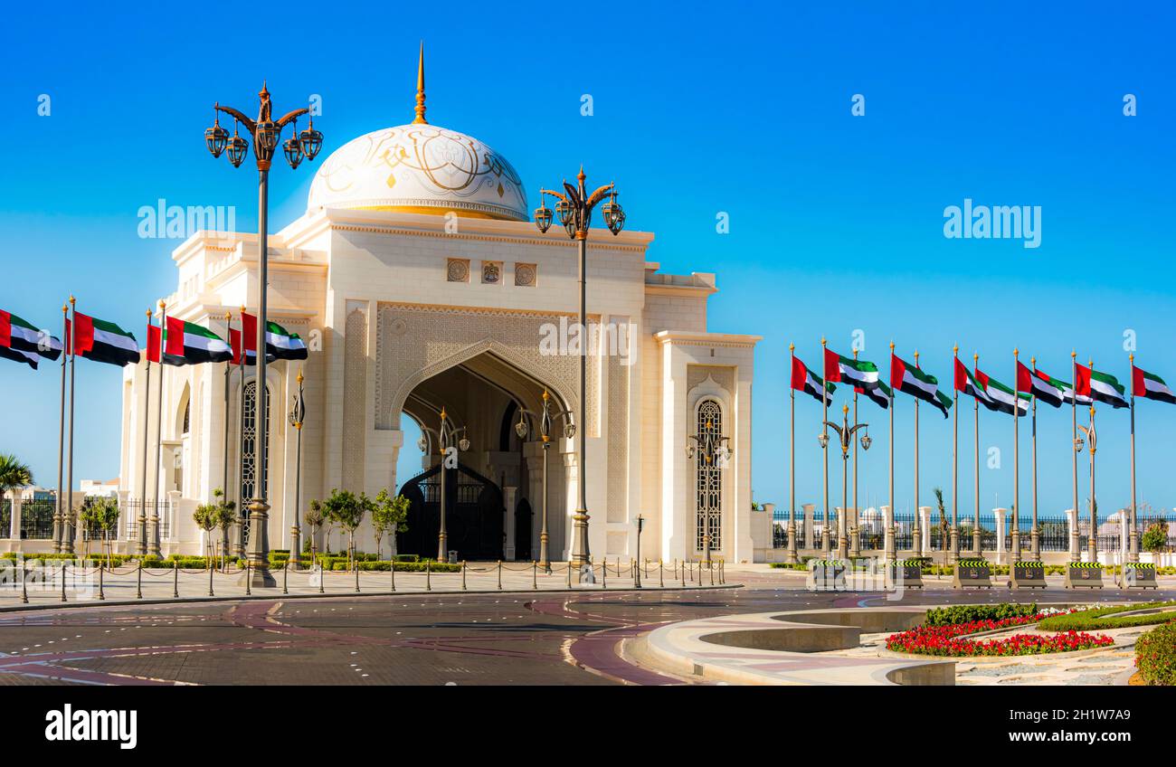 ABU DHABI, VEREINIGTE ARABISCHE EMIRATE - Feb 10, 2019: gate Eintrag auf den Präsidentenpalast in Abu Dhabi, VAE Stockfoto