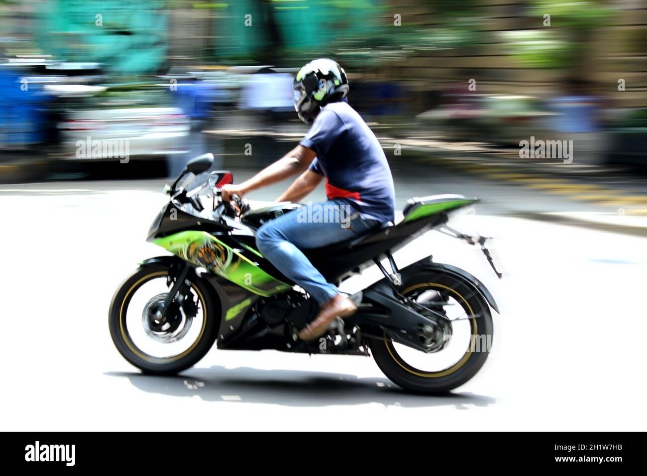 Biker fährt Motorrad, dreht, bunte Farben Motorrad, Sport schnelles Motorrad Stockfoto