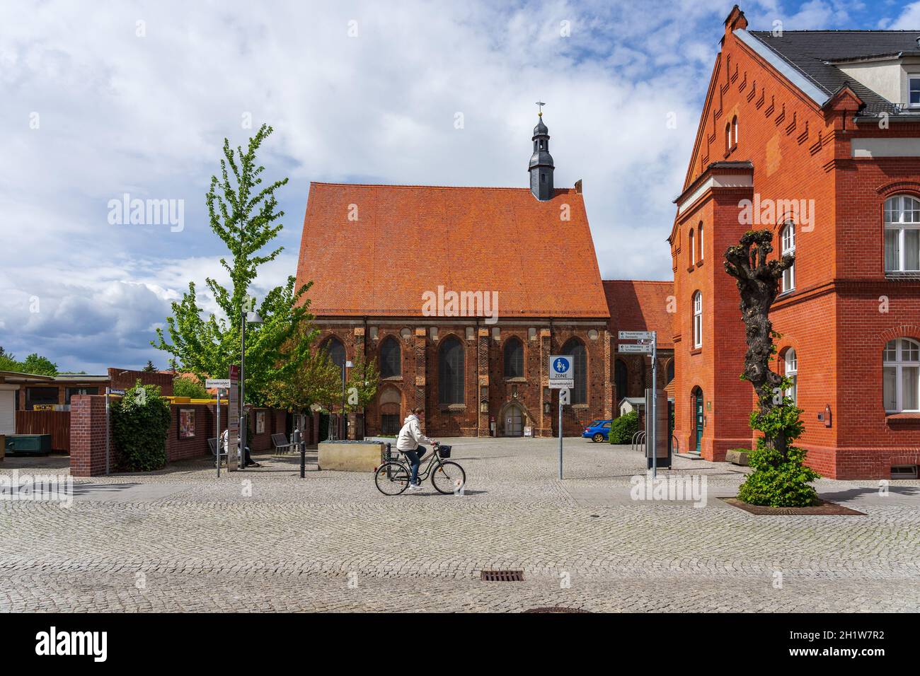 JUETERBOG, DEUTSCHLAND - 23. MAI 2021: Mönchskirche. Juterbog ist eine historische Stadt im Nordosten Deutschlands, im Landkreis Brandenburg. Stockfoto