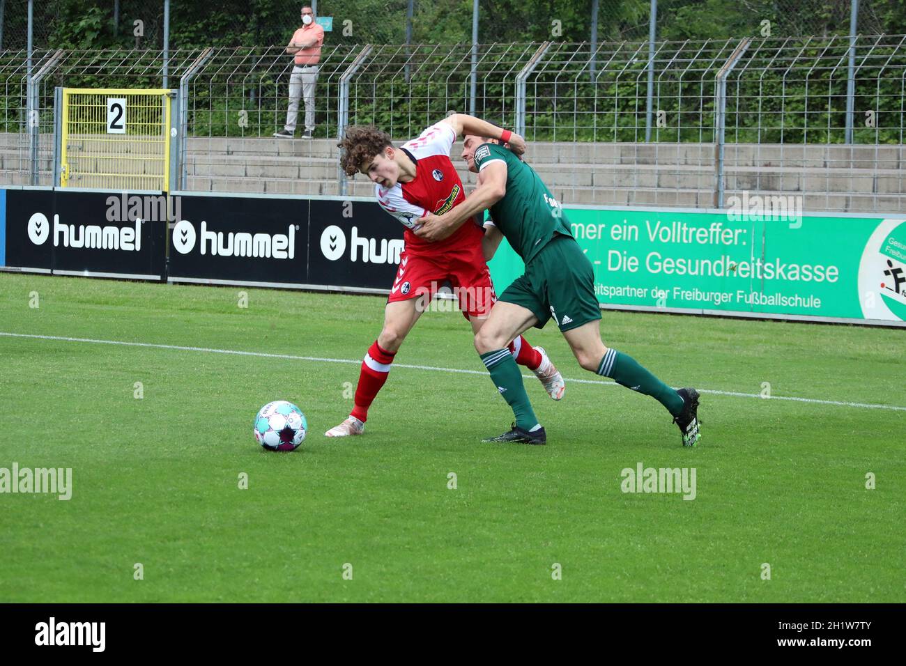 Ringkampf an der Seitenlinie zwischen Noah Weißhaupt (SC Freiburg II) und Stegerer Tim (FC 08 Homburg) im Spiel der Fussball-RL SW 20-21: 40. Sptg: SC Stockfoto